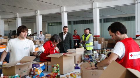 El presidente del Principado de Asturias, Adrin Barbn, en el centro logstico de ayuda de emergencia para las zonas afectadas por la dana