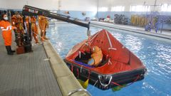 Aula de Supervivencia en el mar en la Escuela N�utico-Pesquera de Ferrol (foto de archivo)