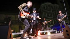 Imagen del concierto de Javier Gurruchaga, contante de la Orquesta Mondrag�n, en Ribeira.