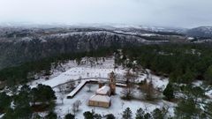 Una imagen tomada con dron del santuario de Cadeiras, en el ca��n del Sil, que muestra los efectos de las nevadas