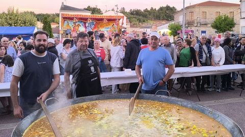 Los cocineros de la gran paella de Sober, este lunes en plena faena