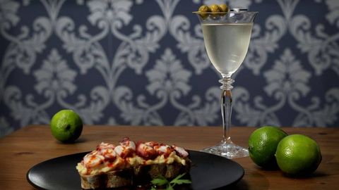 Blossom Martini. Pur� de patata, pulpo, vinagreta de piment�n junto a gin, albari�o y kirch.