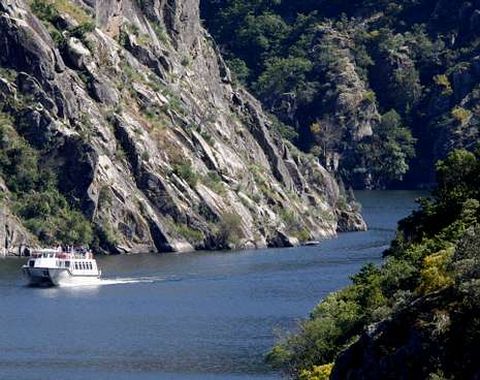 Os turistas poden gozar dun paseo en catamar�n. 
