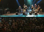 Un entregado p�blico disfrut� del concierto de Milladoiro en el puerto malpic�n. 