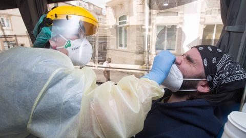 Unha das enfermeiras facendo o test de antxenos na unidade mbil da Praza Maior