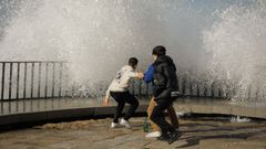 La duna de Riazor cede ante el fuerte oleaje