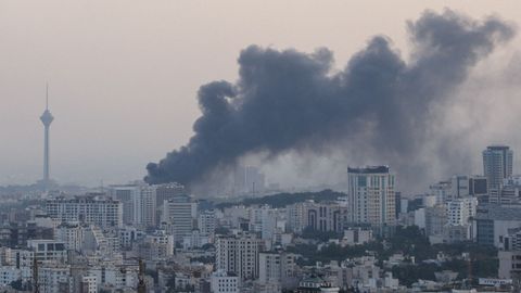 Humo en Teherán tras un ataque israelí