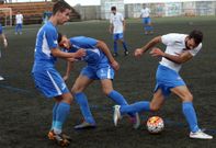 En la imagen, un jugador del Tarago�a trata de llevarse la pelota ante dos rivales en A Tasca. 