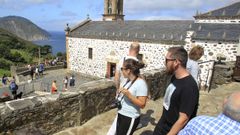 Los turistas abarrotan este agosto el entorno de San Andr�s de Teixido