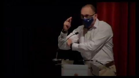 Momento en el Telmo Ucha escenifica un corte de mangas para asegurar que no lo hizo unos momentos antes dirigi�ndose al portavoz del PSOE