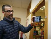 Nacho Rey, coordinador del servicio de empleo de Bata, muestra cmo funciona Mefacilyta. 