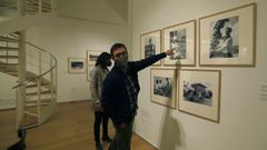 Aser �lvarez, se�alando una de las fotograr�as de �A vida lenta�