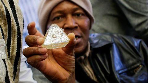 Dennis Kabatto, de Sierra Leona, muestra un diamante.