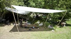 Trabajos de excavaci�n del grupo del profesor Arias en la cueva del Alloru, en Balmori (Llanes)