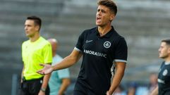 El entrenador del Andorra, Carles Manso, durante el partido ante el Celta Fortuna.