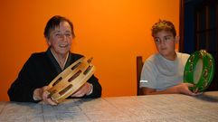 Mar�a Mourelle toca a pandeireta co seu bisneto Suso, a�nda que a el �non lle gusta botar a cantareira�.