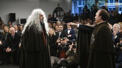 Yosi, l�der de Los Suaves, en el acto de nombramiento de los comendadores do Cocido, en Lal�n