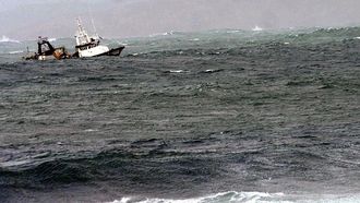Barco navegando en medio dun temporal
