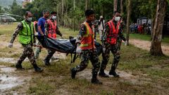 Rescatan con vida a dos hombres nueve d�as despu�s de la riada de Nepal