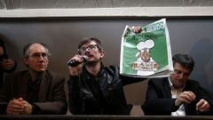 El redactor jefe de del semanario sat�rico franc�s �Charlie Hebdo�, Gerard Biard (i) el caricaturista Luz (c) y el periodista Patrick Pelloux (d) durante la presentaci�n de la revista pocos d�as despu�s del atentado