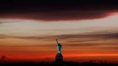 Puesta de sol en Nueva York, bajo una nube de tormenta