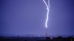 Momento en el que un rayo impactaba en la Torre Eiffel este s&aacute;bado
