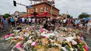 Lugar donde falleci� el ciudadano afroamericano George Floyd, en Mine�polis, repleto de objetos de homenaje