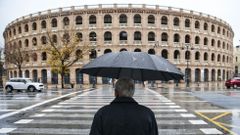 Un hombre se protege de la lluvia con un paraguas en Valencia, donde se esperan fuertes lluvias.