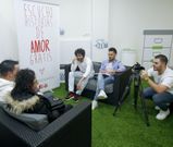 Pablo y Hugo escuchando historias de amor a trav�s del Centro Comercial As Termas. 