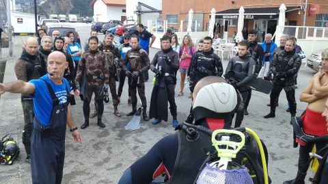 Los submarinistas reciben instrucciones para limpiar el fondo del mar en Cudillero.Los submarinistas reciben instrucciones para limpiar el fondo del mar en Cudillero
