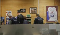 Funcionarios de Aduanas durante el exhaustivo registro realizado en las oficinas del Obradoiro. 