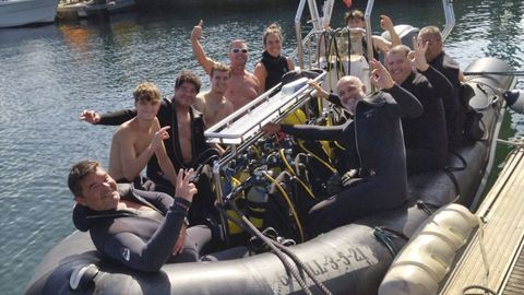 Participantes en el bautismo de mar en Baiona