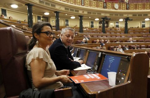 La ourensana Laura Seara, junto a Jos� Blanco, en un pleno de la pasada legislatura. 