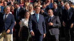 Alberto Núñez Feijoo junto a los congresistas y senadores del PP.