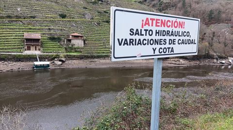 Un embarcadero privado, en una zona de este embalse en la que un cartel advierte de la posibilidad de oscilaciones en el nivel del agua