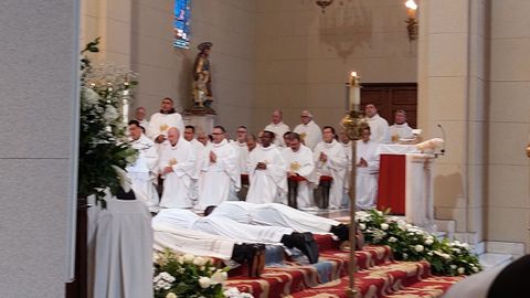 Ordenaci�n de tres sacerdotes en el Seminario Mayor de Ourense, con los tres candidatos postrados en el suelo.