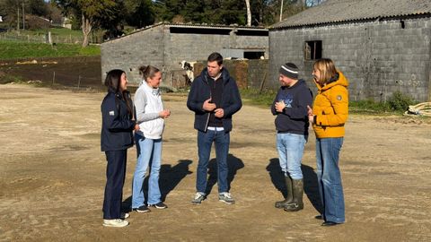 Los�diputados Enrique Barreiro, Nicole Grueira�y Raquel Arias visitaron la explotaci�n ganadera de L�cteos Conchy en Friol