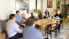 Reuni�n de sacerdotes del arciprestazgo de Cl�rigos-Ent�ns con el arzobispo, Francisco Jos� Prieto, y el cura de Mazaricos, Xos� Manuel Pensado Figueiras