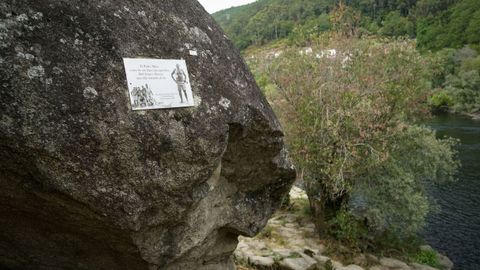 En Padrenda, sobre una roca colocaron una placa de homenaje al vecino Abel López Alonso por su vinculación con el río Miño.