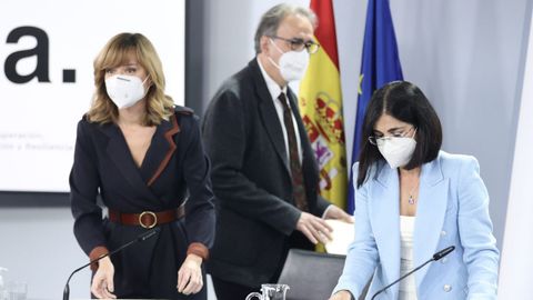 Los tres ministros antes de la rueda de prensa, de izquierda a derecha: Pilar Alegra (Educacin), Joan Subirats (Universidades) y Carolina Darias (Sanidad)