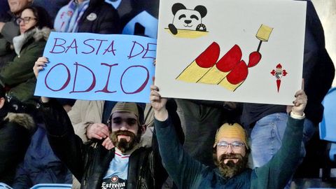Dos aficionados caracterizados como Borja Igesias, mandando un mensaje contra el odio en el Celta-Rayo el pasado domingo.