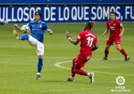 Luismi y Sekou Gassama pugnan por un esf�rico