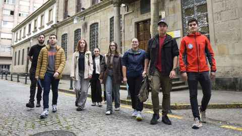 Jvenes pontevedreses que acaban de conseguir plaza para entrar en las Fuerzas Armadas, delante de la subdelegacin de Defensa de Pontevedra.