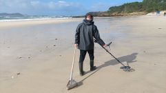 Jon, con su detector de metales, este jueves en la playa de Major, en Sanxenxo