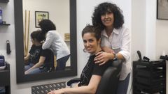 Ester y Susi posan en la peluquer�a en la calle Camino Caneiro de Ourense