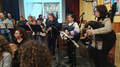 Cristina Pato toc� la gaita acompa�ada de varios alumnos de la escuela