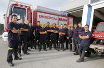 Imagen de la plantilla al completo de los bomberos de Nar�n en su sede de R�o do Pozo. 