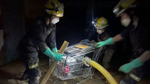 Los trabajadores tuvieron que agudizar el ingenio para poder colaborar con las tareas de limpieza y achique de agua