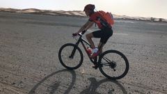 Pablo Antu�a cruza el desierto de Marruecos, sobre su bicileta