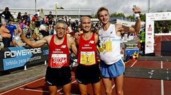 Manuel Hurtado (centro) celebra el triunfo con Geralavicius (derecha) y El�as Dom�nguez.